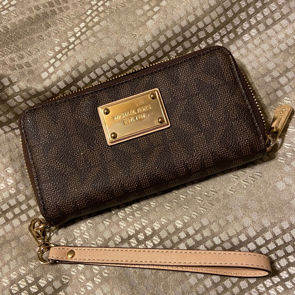 Michael Kors Wristlet - Picture 1 of 4